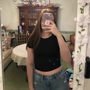 Tight black cropped tee